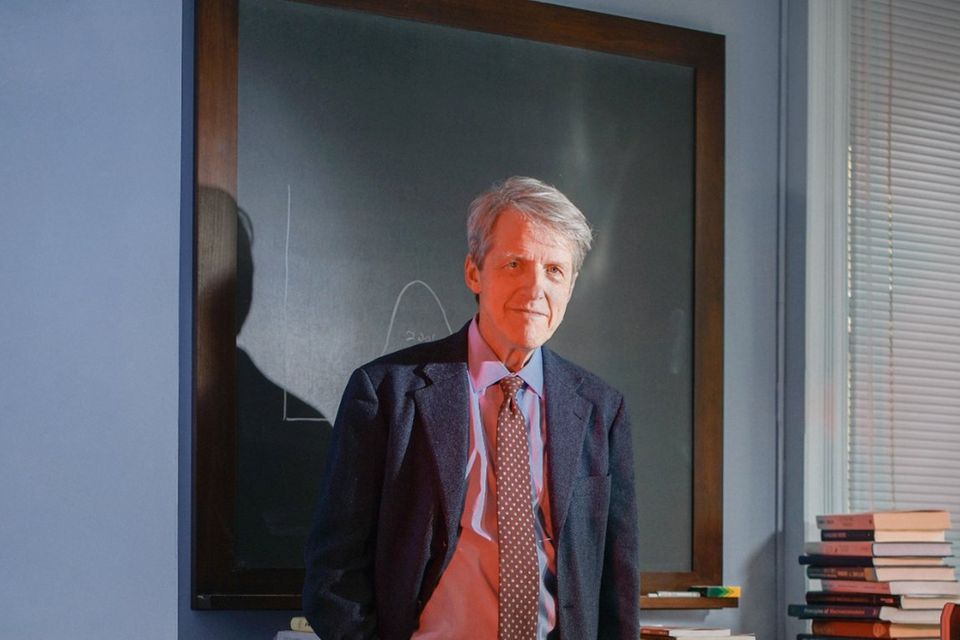 Der Ökonom Robert Shiller lehrt an der Yale-Universität in den USA. Er warnte sowohl vor dem Platzen der Dotcom-Blase als auch vor überbewerteten US-Immobilien. 2013 erhielt er den Wirtschaftsnobelpreis