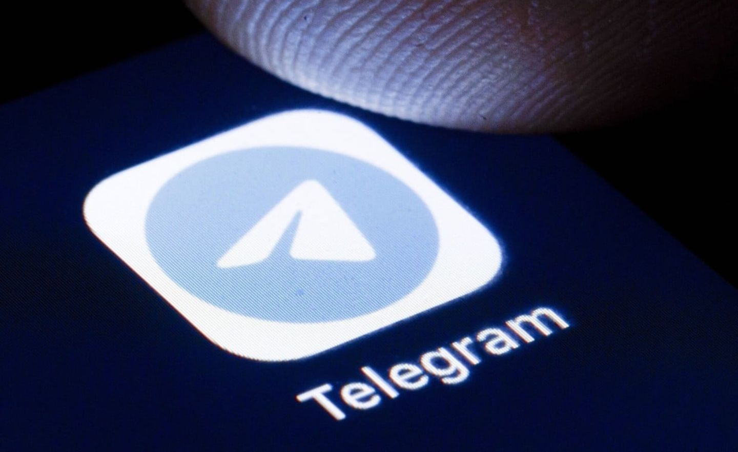 Das Logo des cloud basierten Instant Messaging Dienst Telegram ist auf dem Display eines Smartphone zu sehen