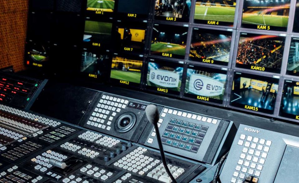 Im Regiewagen der DFL wird das Bildsignal der Partie Dortmund gegen Köln produziert