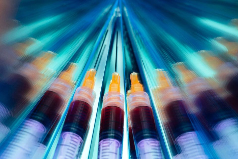 Weltweit wird derzeit zu Wirkstoffen gegen das neuartige Coronavirus geforscht.