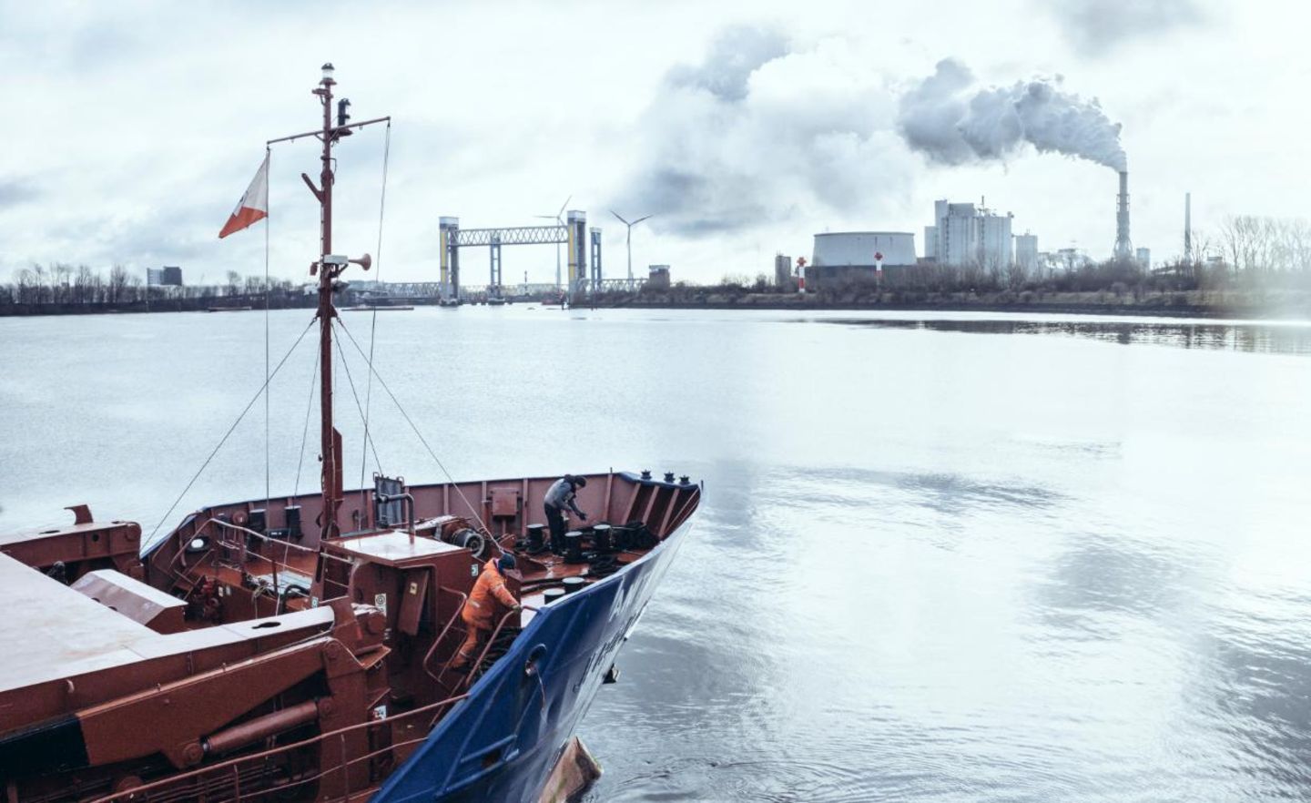 Blick auf die Elbe und das Kohlekraftwerk Moorburg - noch hängt Hamburg stark von fossilen Energien ab