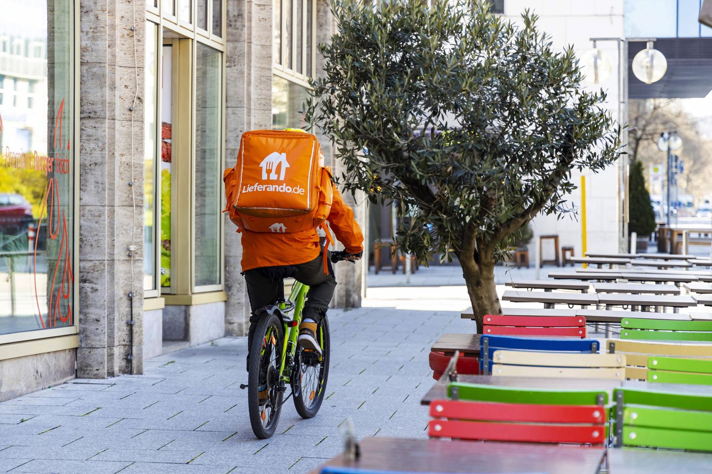 Ein Fahrradkurier in Stuttgart. In der Corona-Krise verbuchen Lieferdienste wie Lieferando wegen geschlossener Restaurants steigende Umsätze