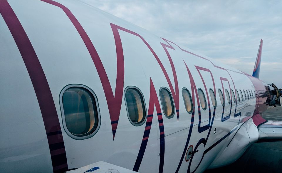 Die Billigfluglinie Wizz Air teilt Desinfektionstücher aus und setzt auf Gesichtsmasken bei Besatzung und Passagieren. Außerdem werden die Passagiere dazu angehalten, sich selbstständig um den „drop-off“ ihres Gepäcks zu kümmern.
