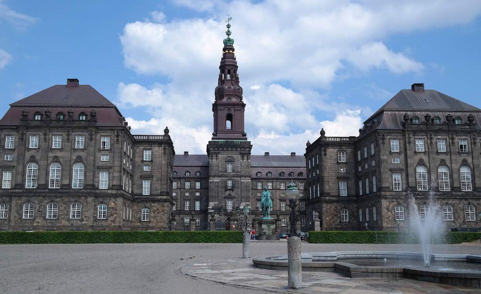 Mehr als jeder zweite Däne vertraut seiner Regierung. Mit 55,7 Prozent belegte Dänemark (hier der Regierungssitz Schloss Christiansborg) in der Rangliste der OECD Platz zehn. Sie basiert auf Daten des Meinungsforschungsinstituts Gallup aus den Jahren 2016 bis 2018.