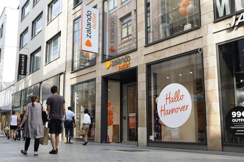 Während der Einzelhandel bis zuletzt unter geschlossenen Geschäften litt, sind die Folgen der Corona-Krise auch im Onlinehandel spürbar. Online-Modehändler Zalando kündigte als Reaktion auf das schwächere Wachstum im ersten Quartal ein Sparprogramm an. Um rund 350 Mio. Euro will der Konzern seine Ausgaben im Marketing und in Sachen Investitionen verringern. Von Januar bis März waren die Umsätze um 11,6 Prozent gewachsen – und blieben damit deutlich hinter den Vorjahreswerten zurück. Beim bereinigten Betriebsergebnis rutschte Zalando sogar mit 90 bis 110 Mio. Euro ins Minus, Sonderabschreibungen von 40 Mio. Euro eingerechnet.