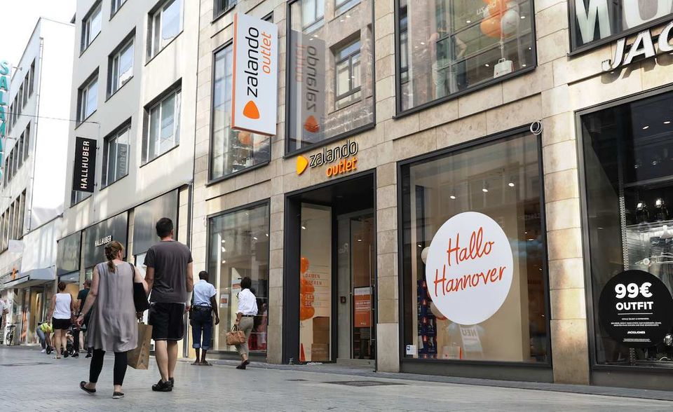 Während der Einzelhandel bis zuletzt unter geschlossenen Geschäften litt, sind die Folgen der Corona-Krise auch im Onlinehandel spürbar. Online-Modehändler Zalando kündigte als Reaktion auf das schwächere Wachstum im ersten Quartal ein Sparprogramm an. Um rund 350 Mio. Euro will der Konzern seine Ausgaben im Marketing und in Sachen Investitionen verringern. Von Januar bis März waren die Umsätze um 11,6 Prozent gewachsen – und blieben damit deutlich hinter den Vorjahreswerten zurück. Beim bereinigten Betriebsergebnis rutschte Zalando sogar mit 90 bis 110 Mio. Euro ins Minus, Sonderabschreibungen von 40 Mio. Euro eingerechnet.