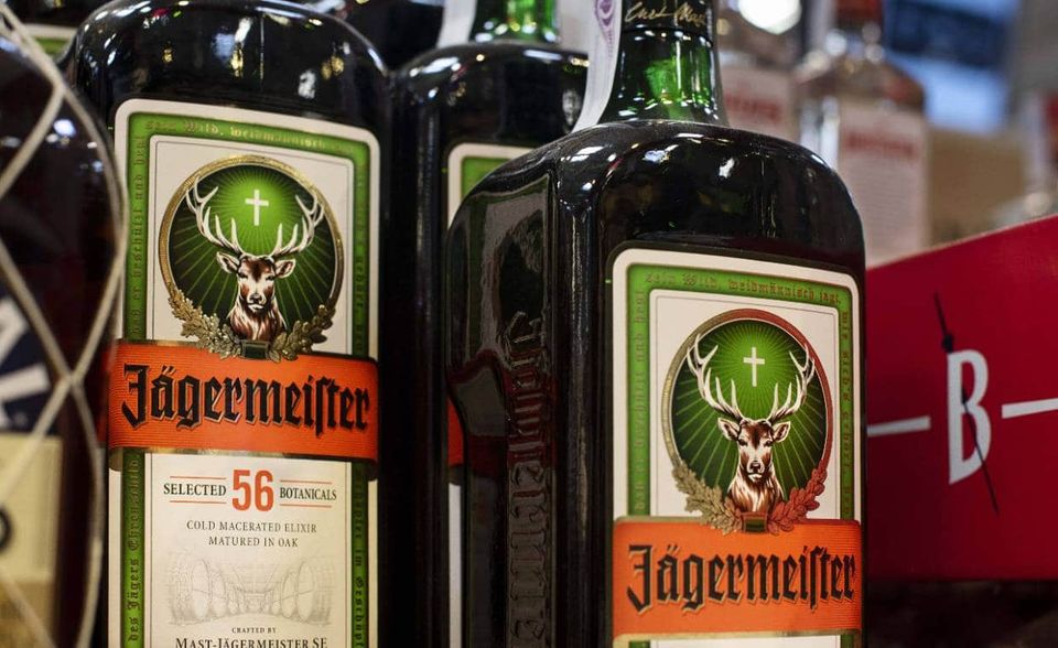 Geschlossene Kneipen und Clubs heißen zwar nicht zwangsläufig, dass die Deutschen weniger Alkohol konsumieren. Der Spirituosenhersteller Jägermeister stellte seine Ressourcen zuletzt aber einer niedersächsischen Klinik zur Verfügung, die aus dem Alkohol Desinfektionsmittel herstellte. Aufgrund der bundesweiten Knappheit vor einigen Wochen kam das Angebot wie gerufen.