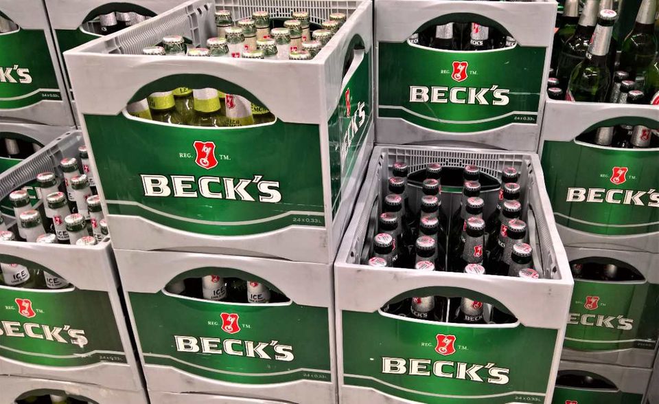 Auf dieselbe Idee kam auch die Bremer Brauerei Becks. Ohnehin stelle sie selbst Desinfektionsmittel her – bislang für die Verwendung im eigenen Betrieb. Diese Produktion weitete Becks jetzt aus. Aus dem in der Getränkeproduktion überschüssigem Alkohol stellt die Brauerei nun also Desinfektionsmittel her, die mehr deckt als nur den eigenen Bedarf. Mittlerweile hat sich die Produktion mehr als verfünfzigfacht – Gewinne will Becks damit aber nicht machen; viele der Flaschen werden verschenkt.