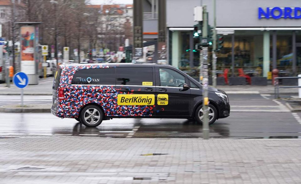 Der Ruftaxi-Service Berlkönig fuhr in Berlin eigentlich besonders Nachtschwärmer innerhalb des östlichen Stadtrings nach Hause. In der Corona-Krise stellt sich die Kooperation aus Viavan und BVG jetzt in den Dienst des Krankenhauspersonals. Dafür hat der Berlkönig sein Einzugsgebiet erweitert, er befährt nun drei Viertel aller Berliner Kliniken und Krankenhäuser. Der Dienst ist nicht kostenpflichtig und dient dem Dank des medizinischen Personals.