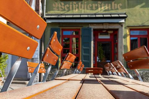 Stadtansicht Esslingen am Neckar. Aufgrund der Corona-Krise sind Straßencafes und Biergärten bis auf weiteres geschlossen.