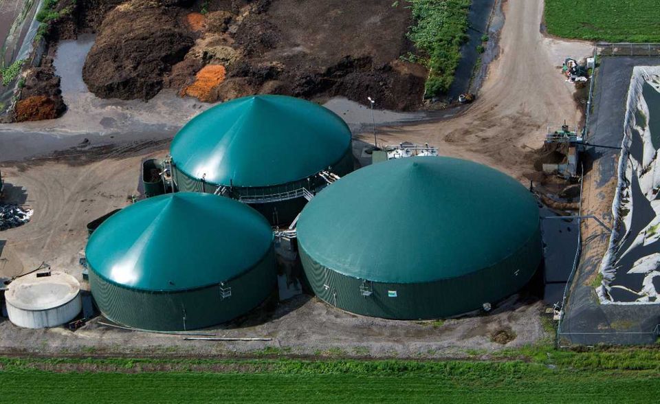Das Unternehmen CropEnergies ist in der Branche der erneuerbaren Energien tätig und liefert neben 1,3 Millionen Kubikmetern Bioethanol für Kraftstoffanwendungen jährlich außerdem große Kapazitäten an Lebens- und Futtermitteln. Nun hilft der Konzert bei der Herstellung von Desinfektionsmitteln. Der in der Produktion verwendete Neutralalkohol soll helfen, die Engpässe zu beheben. Zusätzlich stellt das Unternehmen technischen Alkohol zur Verfügung. Voraussichtlich können mit den zur Verfügung gestellten Kapazitäten 10 Mio. Liter Desinfektionsmittel hergestellt werden.