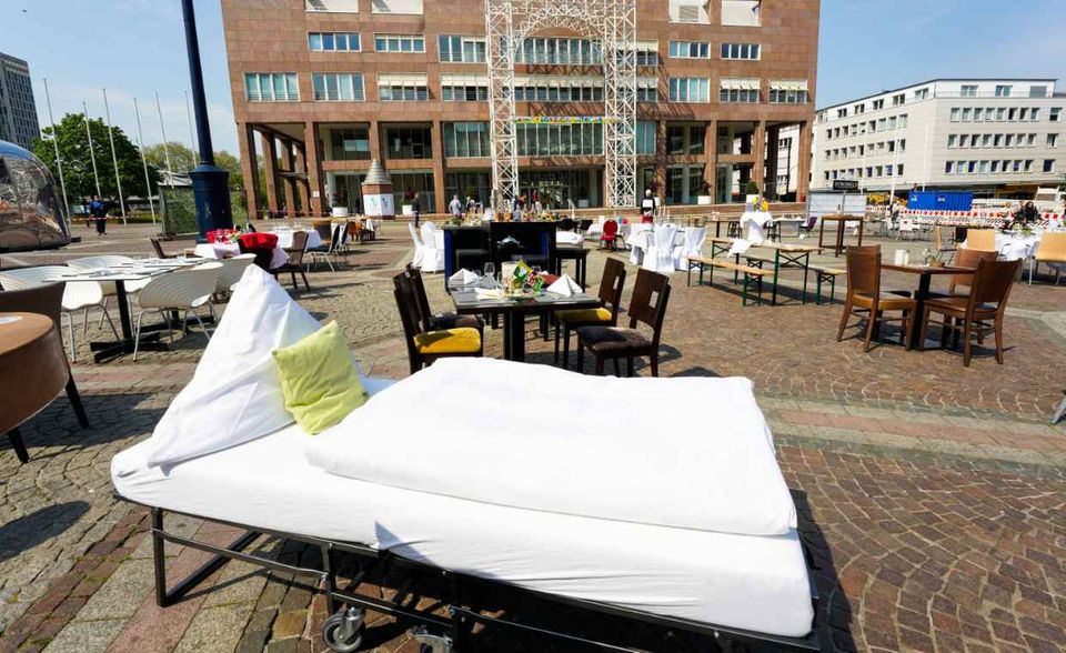 BILD Mit der Protestaktion Stillsterben machen Hotel- und Gastrobetriebe Ende April in Dortmund auf ihre Lage durch die Corona-Maßnahmen aufmerksam