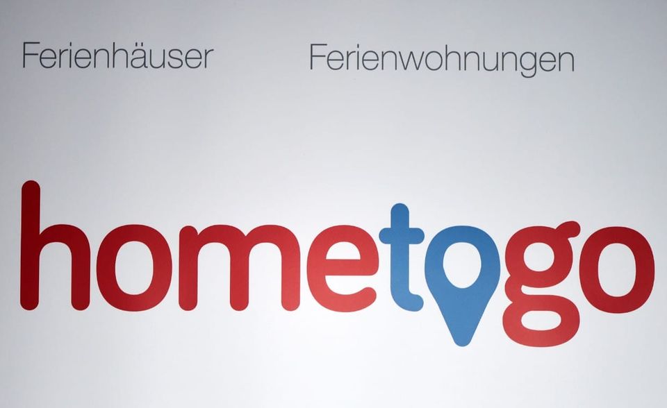 500.000 Nutzer suchen nach eigenen Angaben täglich auf Hometogo nach Ferienunterkünften. In 2018 übernahm das Berliner Start-up um die Suchmaschine den Hamburger Konkurrenten Casamundo. Schon im Herbst 2019 waren einige Abteilungen von Casamundo nach Umbaumaßnahmen geschlossen worden. Durch die Corona-Krise ließ sich das Tochterunternehmen zuletzt nur schwer halten. Ende März entschied sich Hometogo schließlich den Betrieb in der Hansestadt zum 30. Juni einzustellen. Die Marke soll künftig aus Berlin weitergeführt werden.