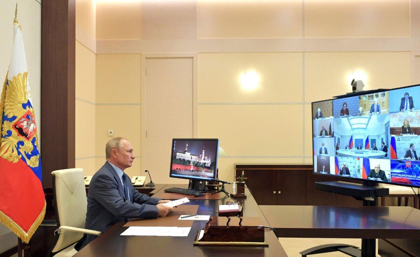 Russlands Präsident Putin bei einer Videokonferenz. Die Corona-Krise trifft die Wirtschaft des Landes hart