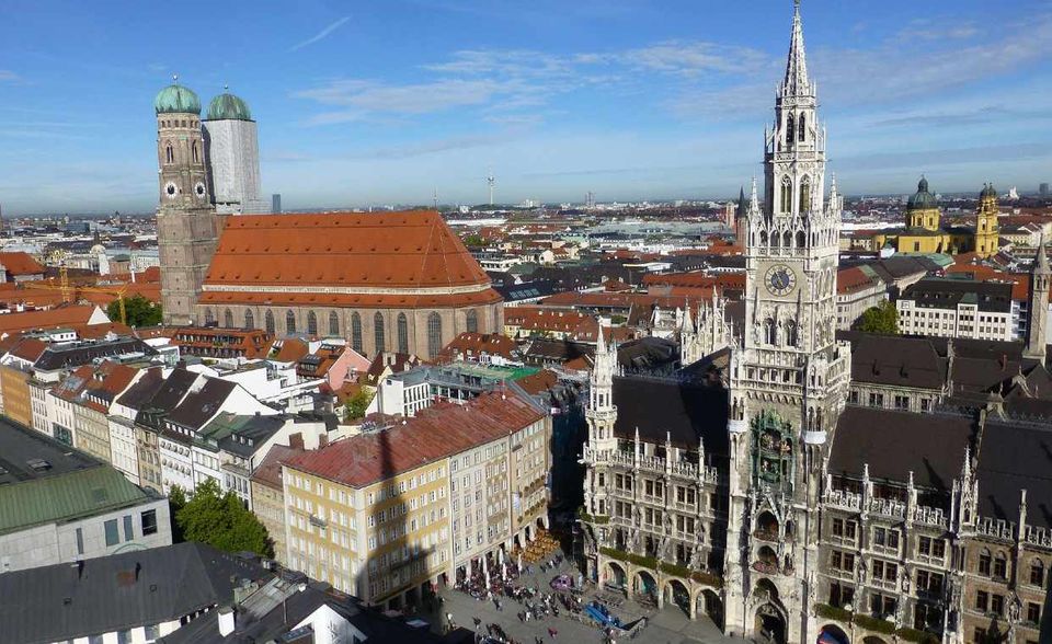 #7 Bayern Es ist naheliegend, dass bevölkerungsreiche Bundesländer bei dieser Kriminalitätsstatistik vorne liegen. Bayern aber widersetzt sich dieser simplen Annahme. Das nach Einwohnern zweitgrößte Bundesland lag 2019 bei der Gesamtzahl der Wohnungseinbrüche nur auf Platz sieben. Der GDV meldete 4342 Fälle, 17,1 Prozent weniger als im Vorjahr. Damit kam Bayern mit seinen rund 13 Millionen Einwohnern fast auf dieselbe absolute Zahl wie Hamburg, wo nur knapp zwei Millionen Menschen leben. Allerdings sind Kriminelle vor allem in Großstädten unterwegs. Das treibt die Statistik für Stadtstaaten hoch.