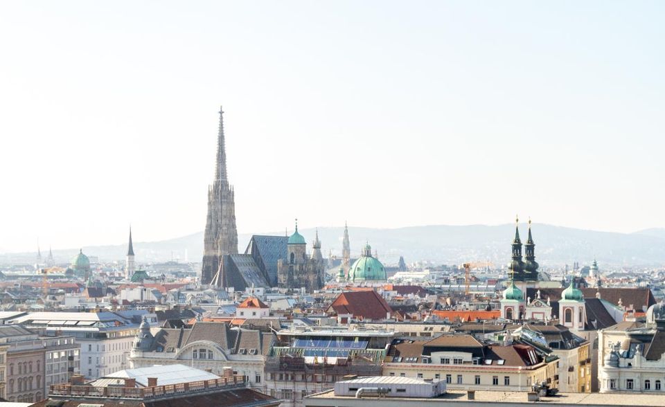 Österreich kam 2019 laut der europäischen Statistikbehörde Eurostat auf eine Staatsverschuldung von 70,4 Prozent des Bruttoinlandsprodukts (BIP). Damit lag unser Nachbar deutlich unter dem EU-Durchschnitt. Er betrug für die 28 Mitgliedsstaaten 79,3 Prozent des BIP, ohne Großbritannien lag der Wert bei 77,8 Prozent.