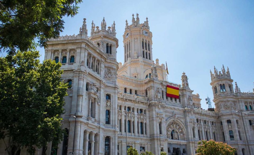 Spanien und Zypern teilten sich mit jeweils 95,5 Prozent ihres BIP Platz sechs der Rangliste. Spanien reduzierte seine Verschuldung im Vergleich zu 2018 leicht von 97,6 Prozent. In Zypern fiel der Rückgang deutlicher aus. Damals hatte die Staatsverschuldung bei 100,6 Prozent des BIP gelegen.