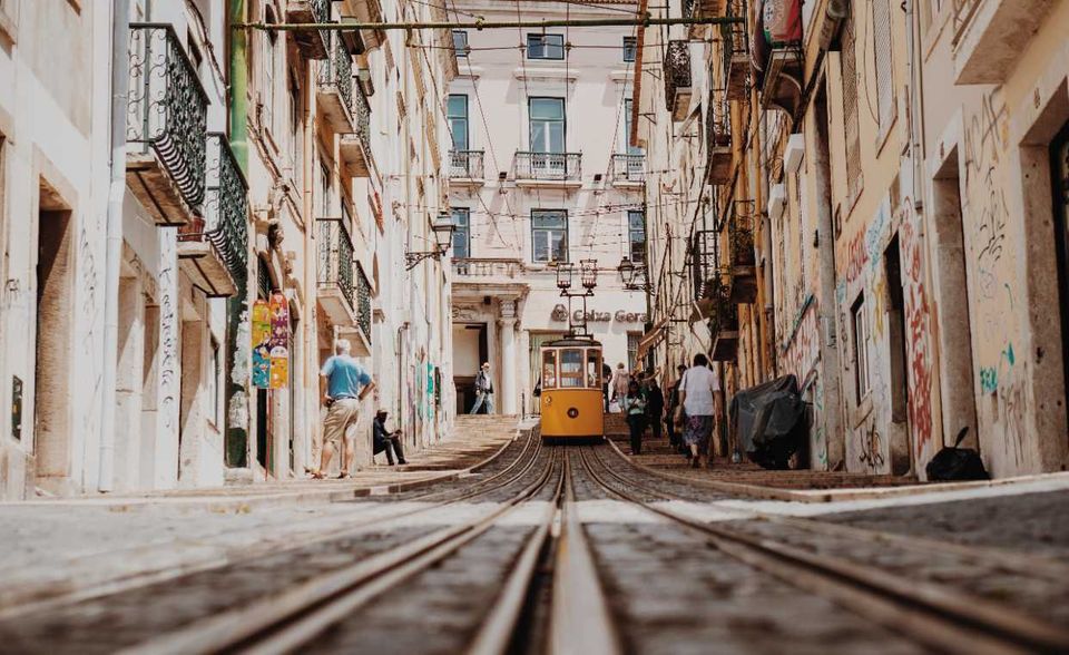 Die Staatsschuldenquote in Portugal lag zuletzt bei 117,7 Prozent. Das von der Finanzkrise schwer gebeutelte Land hat die Verschuldung in den vergangenen Jahren erfolgreich gesenkt. Nun wird der Schuldenstand wieder steigen - auf 135 Prozent. Corona macht die portugiesischen Sanierungserfolge auf einen Schlag zunichte.