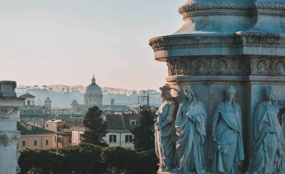 In Italien hat eine hohe Staatsverschuldung Tradition. Sie belief sich 1999 auf 113,3 Prozent des BIP. 2019 waren es 134,8 Prozent. Das entsprach Eurostat zufolge exakt dem Stand des Vorjahres. Der IWF erwartet, dass die italienische Staatsschuldenquote in diesem Jahr auf 155,5 Prozent steigt. Italien gehört zu den Ländern, die am stärksten von der Corona-Pandemie betroffen sind.