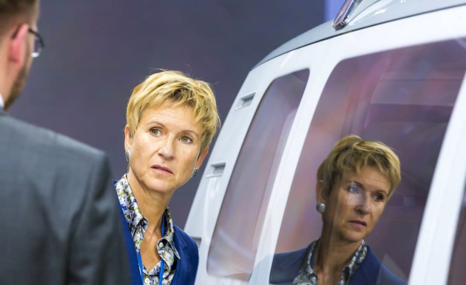 #4 Susanne Klatten Susanne Klatten ist laut der „Forbes“-Liste die reichste Frau Deutschlands. Ihr Vermögen ist in den vergangenen Jahren jedoch geschrumpft: von 25 Mrd. Dollar (2018) auf 16,8 Mrd. Dollar (2020). Das dürfte mit ihrer rund 19 prozentigen Beteiligung am Autobauer BMW zusammenhängen, der von der Auto-Krise betroffen ist. Klatten ist außerdem über ihre Beteiligungsgesellschaft SKion Alleineigentümerin der Spezialchemiefirma Altana. Stefan Quandt ist der Bruder von Susanne Klatten.