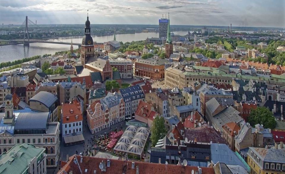 Lettland war 2019 mit 36,9 Prozent seines BIP verschuldet. Damit kam der baltische Staat gerade einmal auf rund die Hälfte des EU-weiten Durchschnitts. 1999 hatte die lettische Staatsverschuldung sogar lediglich 12,1 Prozent betragen.