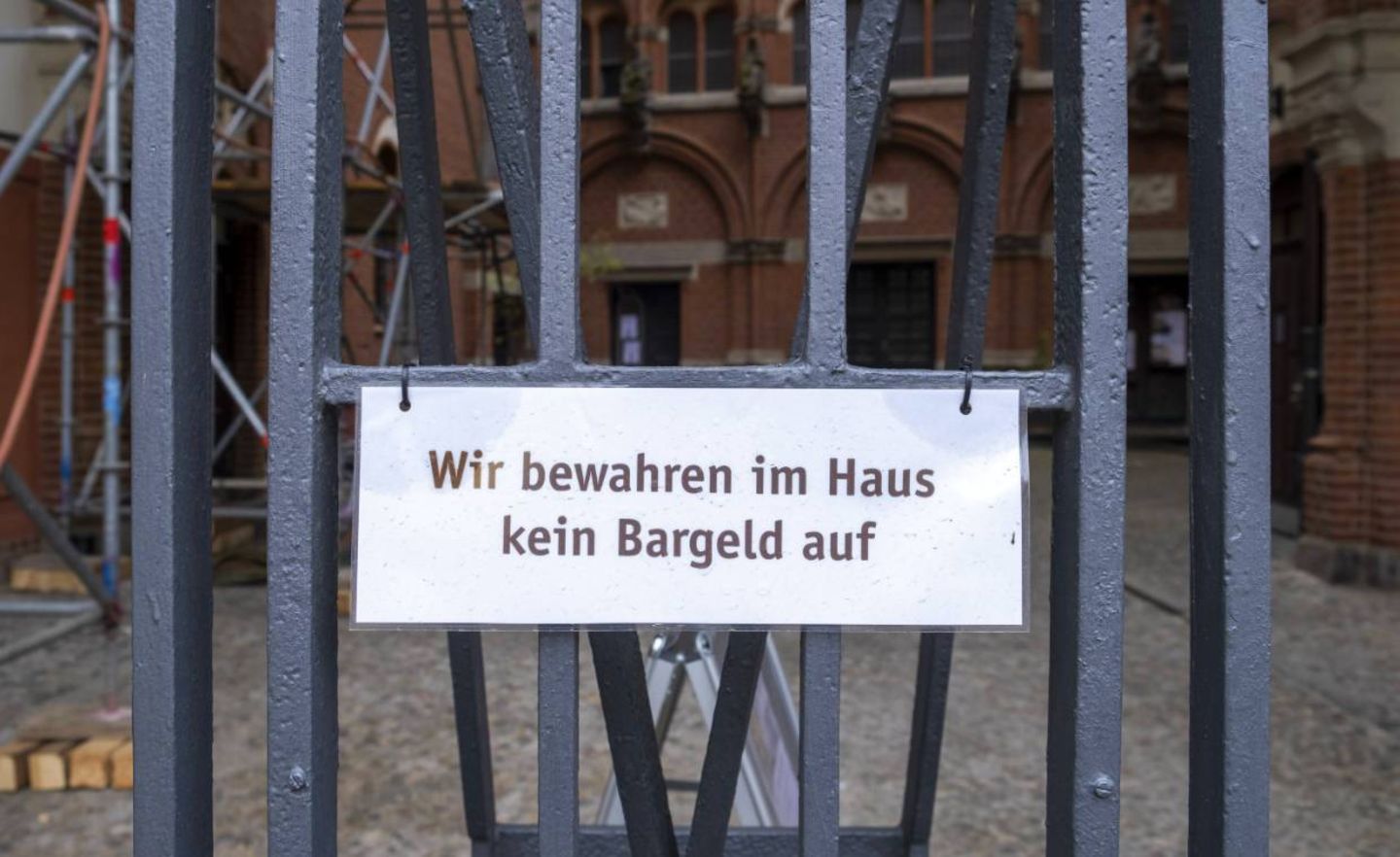 Gut sichtbarer Hinweis an mögliche Diebe und Einbrecher am Eingang zum Stadtkloster Segen in Berlin
