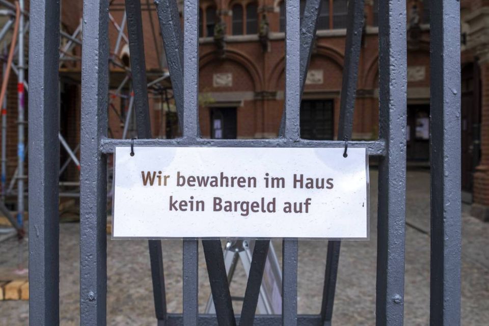 Gut sichtbarer Hinweis an mögliche Diebe und Einbrecher am Eingang zum Stadtkloster Segen in Berlin
