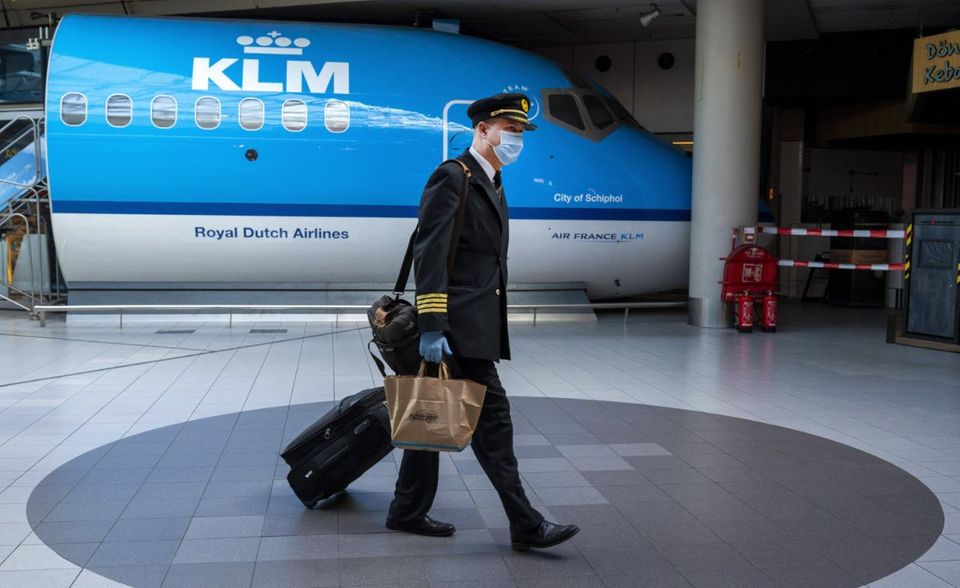 Die niederländische Fluglinie KLM minimiert den Kontakt zwischen Crew und Passagieren soweit wie möglich. Die Besatzung trägt Mundschutz und Schutzhandschuhe und misst die Temperatur der Passagiere. Auch sie müssen einen Mundschutz tragen.