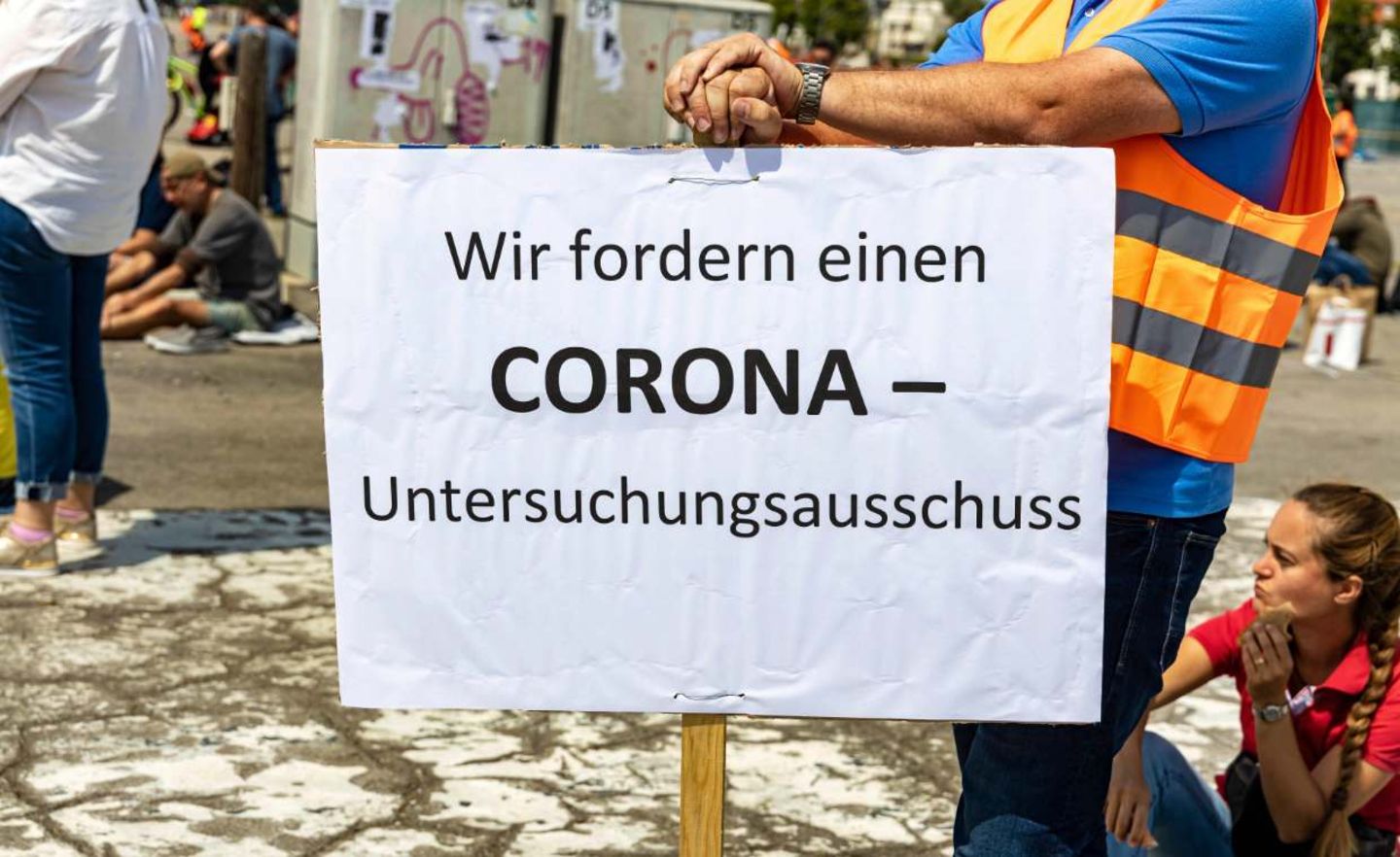 Die Kritik an den Corona-Einschränkungen nimmt zu: Mehrere Tausend Menschen demonstrierten in Stuttgart gegen die Corona-Politik