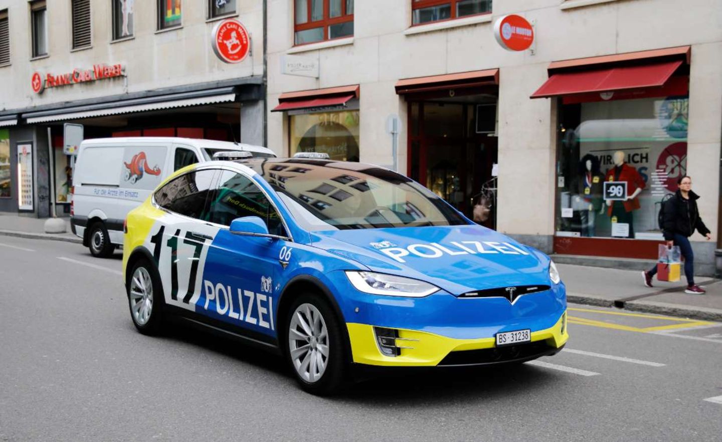 Die Schweizer Polizei hat E-Autos von Tesla im Einsatz. Zuvor mussten datenschutzrechtliche Bedenken ausgeräumt werden