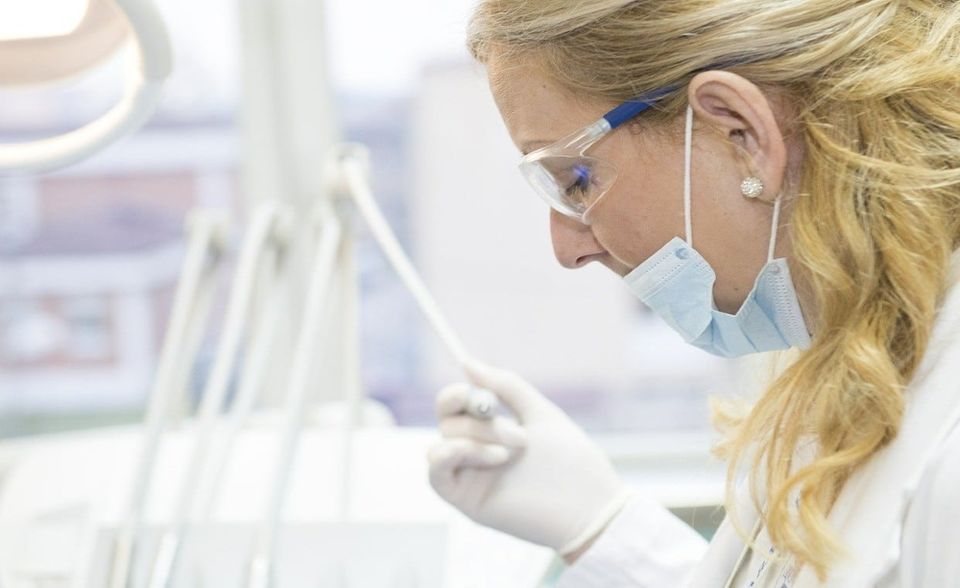In allen anderen Branchen nahm die Zahl der offenen Stellen ab. Moderat fiel der Rückgang im Monatsvergleich im Gesundheitssektor aus. Glassdoor registrierte 1,8 Prozent weniger Stellenanzeigen (42.394 auf 41.648).