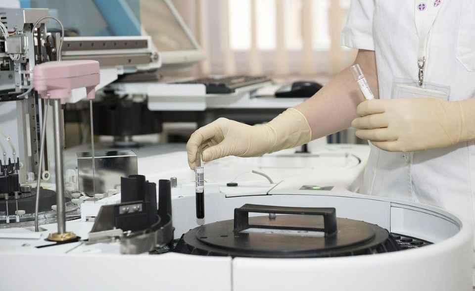 In diesen beiden Wirtschaftszweigen waren Ende März jeweils 4,0 Prozent weniger Stellen ausgeschrieben als einen Monat zuvor. Ihre Zahl sank auf 17.026 (Pharma und Biotech) beziehungsweise auf 15.121 (Banking und Finanzen).