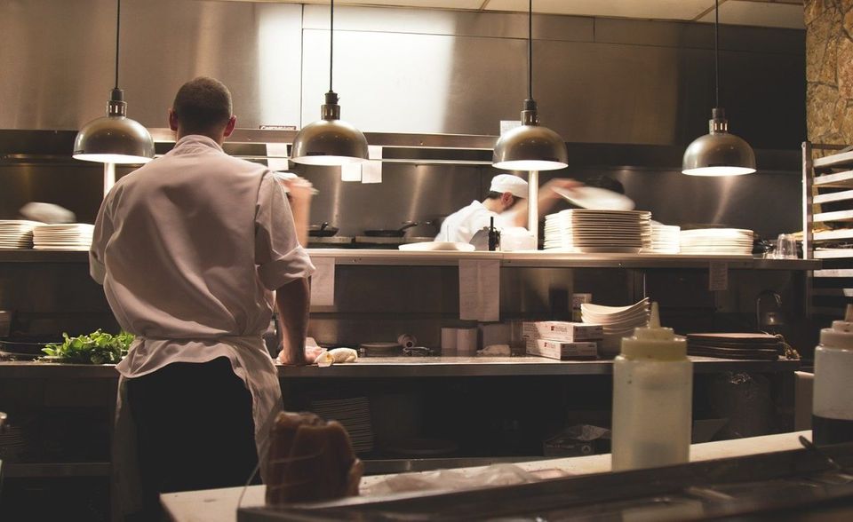 Gastronomen leiden mit am stärksten unter den Auswirkungen der Corona-Krise. Dazu tragen die ohnehin geringen Gewinnmargen der Branche bei. Glassdoor registrierte Ende März 25,9 Prozent weniger offene Stellen (4432 Annoncen) als Ende Februar.