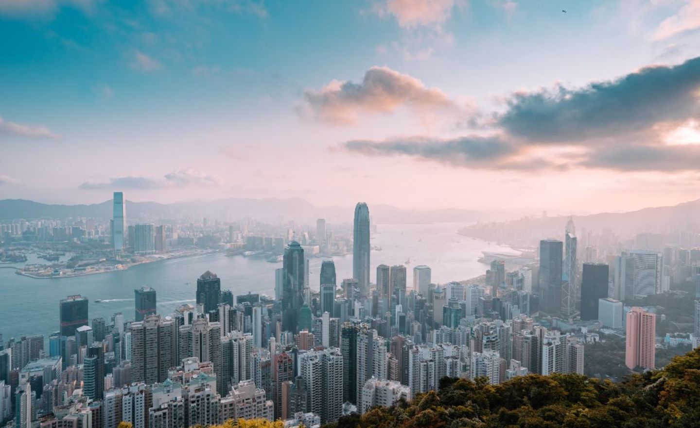 „Forbes“ weist Hongkong getrennt von Festland-China aus. Die ehemalige Kronkolonie verzeichnete seit 2010 41 neue Milliardäre und kommt im aktuellen Ranking auf 66 Superreiche. 40 von ihnen mussten 2020 aber Verluste hinnehmen.