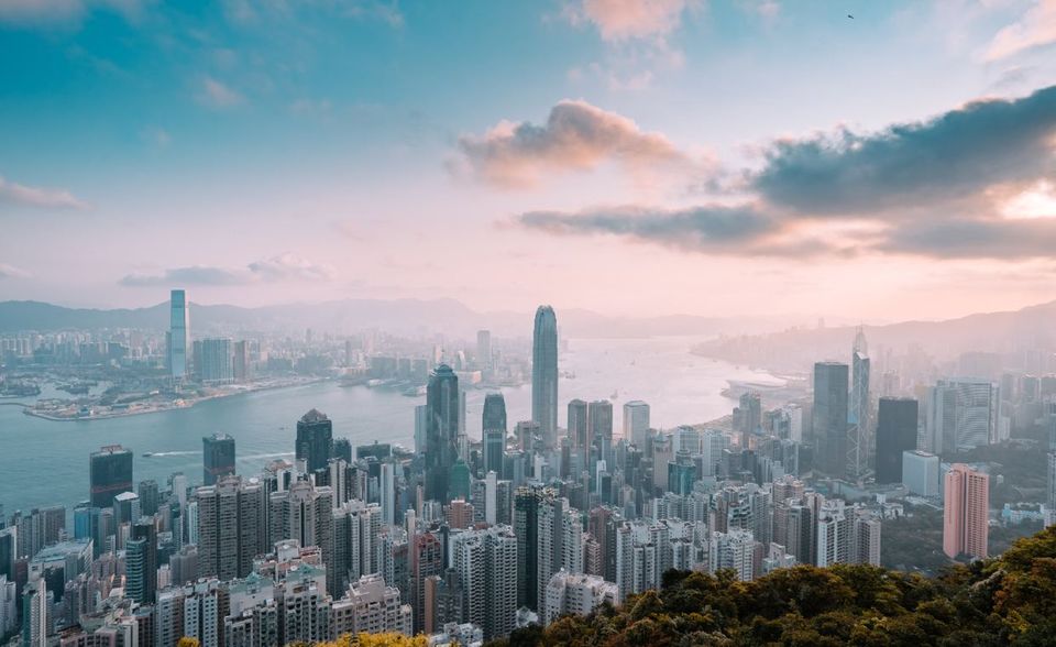 „Forbes“ weist Hongkong getrennt von Festland-China aus. Die ehemalige Kronkolonie verzeichnete seit 2010 41 neue Milliardäre und kommt im aktuellen Ranking auf 66 Superreiche. 40 von ihnen mussten 2020 aber Verluste hinnehmen.