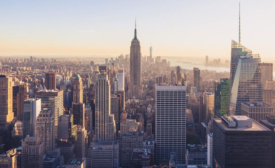 Die USA haben seit 2010 fast doppelt so viel Milliardäre hinzugewonnen wie Deutschland aktuell hat. Ihre Zahl stieg laut „Forbes“ um 210 auf 614. Das entsprach einem Wachstum um 52 Prozent. Zu den Top-Newcomern zählte das Magazin Influencer-Superstar Kylie Jenner und Bezos' Ex-Frau MacKenzie Bezos.