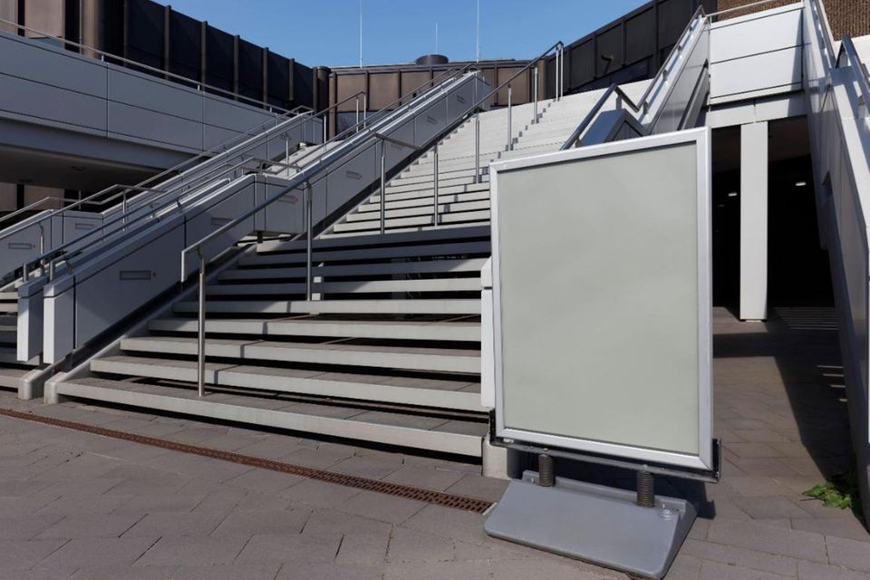 Leere Halle, leerer Plakatständer in Düsseldorf. Die Veranstaltungs- und Eventbranche wartet weiterhin auf ihren Neustart