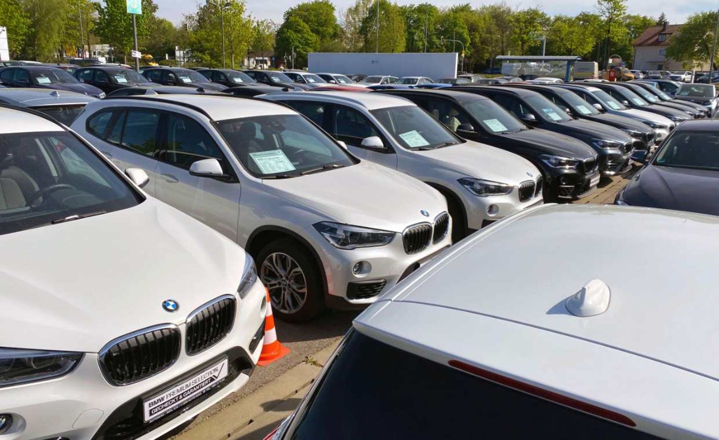 Nicht verkaufte BMW-Fahrzeuge: Der Autoabsatz ist in der Krise zum Erliegen gekommen