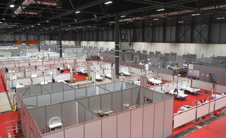 In nur 48 Stunden verwandelte sich das Messezentrum Ifema in der spanischen Hauptstadt Madrid in ein Corona-Krankenhaus. Am 23. März nahm die Klinik mit 1350 Betten den Betrieb auf. Am 1. Mai wurde sie aufgrund der sinkenden Fallzahlen allerdings wieder geschlossen. In den eineinhalb Monaten Betrieb wurden 4000 Patienten im Ifema behandelt.