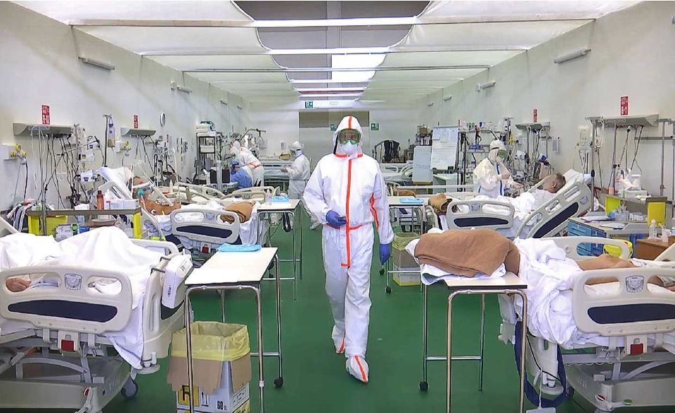 Die norditalienische Region Bergamo war von der Corona-Pandemie mit am stärksten betroffen. Binnen weniger Wochen bauten Freiwillige hier eine Notklinik auf, um die lokalen Krankenhäuser zu entlasten. Auch von außerhalb erfuhr Bergamo Unterstützung: Papst Franziskus spendete Anfang April 60.000 Euro für die Notklinik. Auch die russische Regierung schickte medizinisches Personal und Technik in das Krankenhaus.