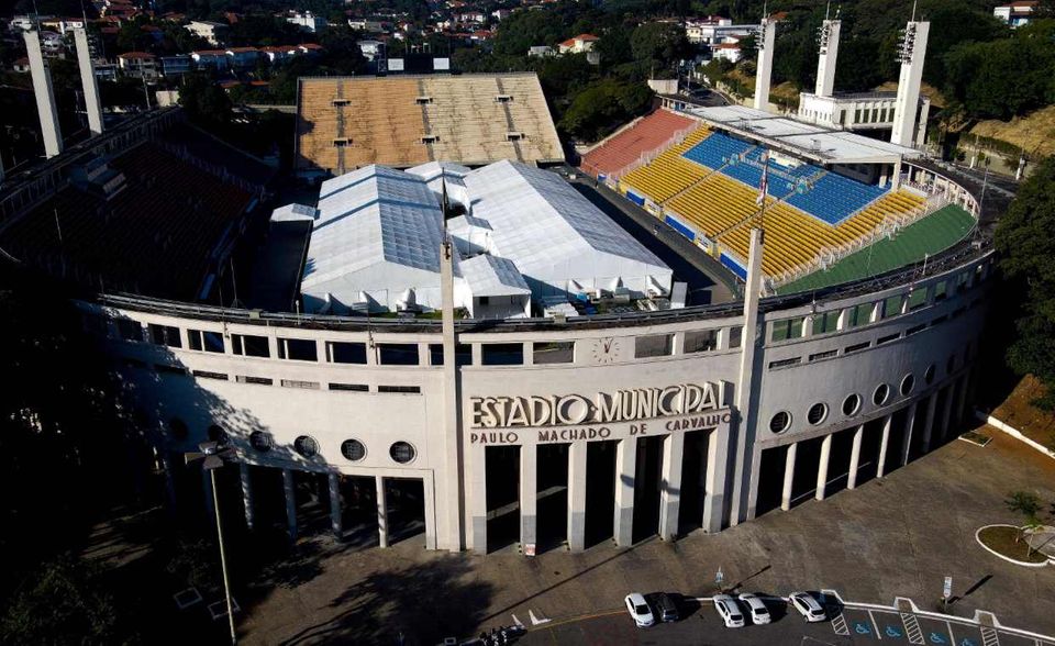 Um dem dramatischen Anstieg der Neuinfektionen Herr zu werden, setzen auch Brasiliens Metropolen auf Notkliniken. Für die nötigen Kapazitäten werden dabei auch Fußball- und Sportstadien in Krankenhäuser umgebaut. Eines der ersten Notkrankenhäuser wurde im April im Pacaembu Stadion von São Paulo errichtet. Binnen zwölf Tagen verwandelte sich die leere Arena in zwei lange Behandlungszelte mit 200 Betten. Zusammen mit dem Notkrankenhaus im Anhembi-Messezentrum hat São Paulo Betten für 2000 Corona-Patienten geschaffen.