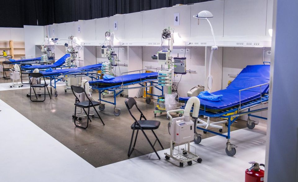 Anfang April öffnete Stockholm sein erstes Corona-Krankenhaus. Binnen zwei Wochen wurde das Messezentrum im Stockholmer Vorort Älvsjö mit 140 Betten fertiggestellt, bei Bedarf könne man die Kapazität aber auf 600 Betten ausbauen. Am Umbau waren auch die schwedischen Streitkräfte beteiligt.