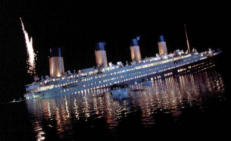 Lange Zeit belegte der Filmklassiker um die Liebesgeschichte von Rose (Kate Winslet) und Jack (Leonardo DiCaprio) den Platz 1 der teuersten – und auch erfolgreichsten – Filme weltweit. 319 Mio. US-Dollar waren für den Film, der bereits 1997 zum ersten Mal in die Kinos kam, für die damalige Zeit sensationell. Das spiegelte sich auch in den Einspielergebnissen: 1,8353 Milliarden US-Dollar spielte Titanic ein. Über 70 Prozent davon spülten Kinobesucher außerhalb der Vereinigten Staaten in die Kinokassen. Titanic gewann elf Oscars und zählte allein in Deutschland 18 Millionen Kinobesucher.