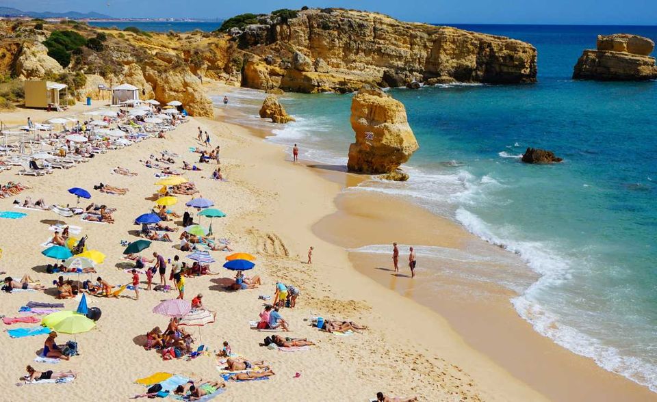 2018 kamen insgesamt 16 Millionen Touristen nach Portugal. Der Beitrag der Fremdenverkehrs am BIP betrug 18 Prozent. Fast drei Viertel der Übernachtungen entfielen auf Lissabon, die Algarve und die Insel Madeira.