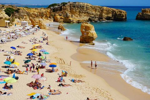 2018 kamen insgesamt 16 Millionen Touristen nach Portugal. Der Beitrag der Fremdenverkehrs am BIP betrug 18 Prozent. Fast drei Viertel der Übernachtungen entfielen auf Lissabon, die Algarve und die Insel Madeira.