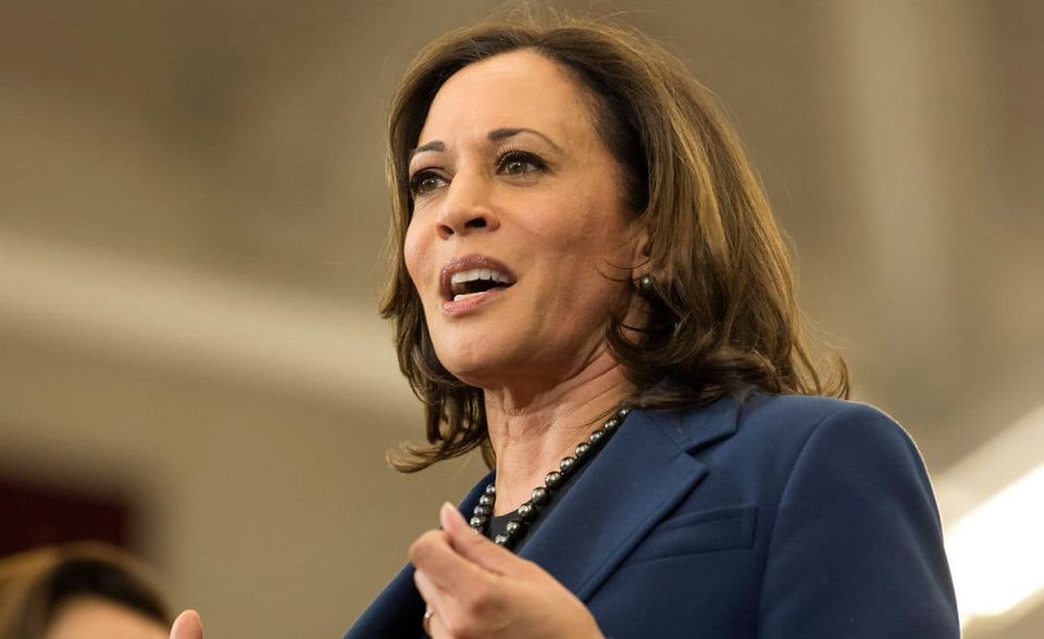 Die Juristin Kamala Harris vertritt den Bundesstaat Kalifornien im US-Senat und kann auf eine beeindruckende Karriere zurückblicken. Bereits 2003 wurde sie zur Bezirksstaatsanwältin von San Francisco gewählt, 2010 dann zur Attorney General von Kalifornien. Schließlich trat sie 2017 das Amt als Senatorin für Kalifornien an. Harris gehörte selbst zu den demokratischen Präsidentschaftsbewerbern. Ihre Umfragewerte waren aber zu schlecht, weshalb sie die Kandidatur aufgab und sich öffentlich für Biden aussprach.