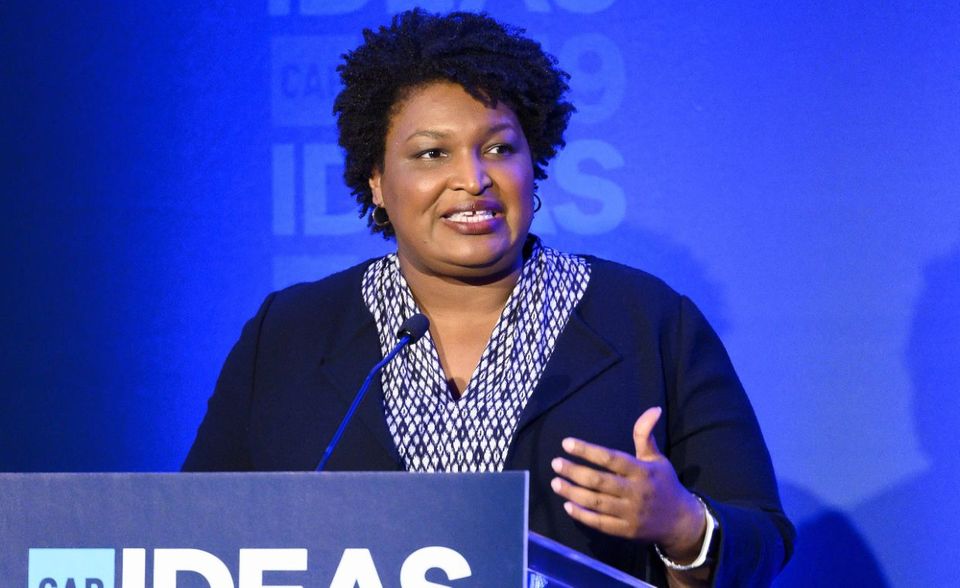 Stacey Abrams wird nicht nur als mögliche Vizepräsidentschaftskandidatin gehandelt; auch für den Posten der Sprecherin des Repräsentantenhauses ist sie im Gespräch. Tatsächlich kann die 46-Jährige eine beeindruckende Laufbahn vorweisen. Nach ihrem Studium der Rechtswissenschaften an der Yale Universität war sie zunächst als Juristin tätig, bis sie 2006 als Abgeordnete in das Repräsentantenhaus von Georgia gewählt wurde. Bei der Gouverneurswahl 2018 in Georgia unterlag sie jedoch knapp dem rechten Republikaner Brian Kemp. Abrams steht für eine progressiv-linke Politik. Ihr Thema im Wahlkampf in Georgia 2018 war vor allem soziale Gerechtigkeit.