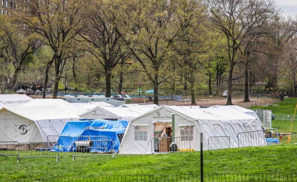 Um die Krankenhäuser in New York zu entlasten, eröffnete Anfang April ein Zeltkrankenhaus im Central Park an der Fifth Avenue. Binnen 48 Stunden baute die christliche Organisation Samaritan’s Purse die Notklinik aus 14 Zelten und 68 Betten auf. Anfang Mai entschied das Zeltkrankenhaus wegen rückläufiger Fallzahlen keine weiteren Patienten aufzunehmen – und zu schließen.