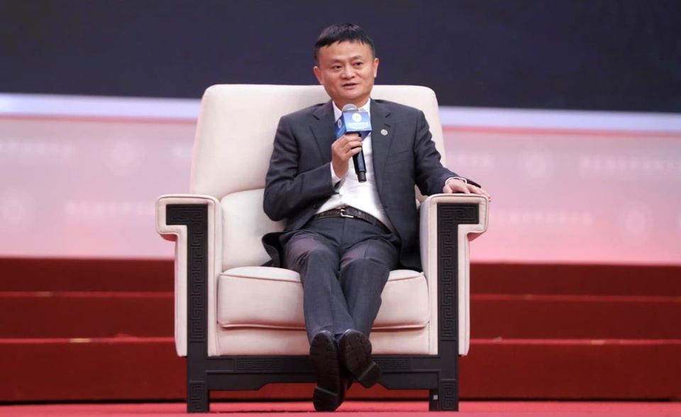 Das Ranking der reichsten chinesischen Staatsbürger führt der ehemalige Alibaba-Chef Jack Ma an. Sein Vermögen beläuft sich auf 38,8 Mrd. US-Dollar – das mit Abstand höchste im Ranking und in der Volksrepublik. Weltweit rangiert er dagegen auf Platz 17 der reichsten Menschen der Welt. Jack Ma war Mitbegründer des E-Commerce-Riesen Alibaba und blieb bis 2019 CEO, dann zog er sich von der Firmenspitze zurück, um sich für gemeinnützige Zwecke einzusetzen. Zu Mas Vermögen zählen auch Beteiligungen an den Fintech-Unternehmen Ant Financial und den Unterhaltungsunternehmen Huayi Brothers und Beijing Enlight Media.