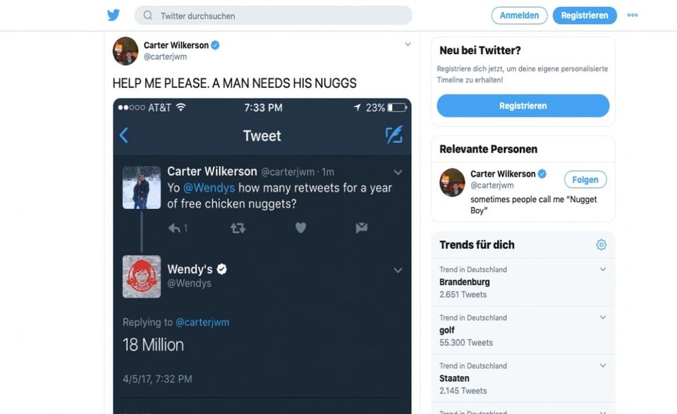 Manchmal gibt Twitter auch zurück. Millionen von Nutzern halfen 2017 einem US-Teenager dabei, seinen Traum zu erfüllen. Carter Wilkerson hatte die Fast-Food-Kette Wendys gefragt, wie viele Retweets er zusammenkriegen müsste, um ein Jahr lang gratis Chicken Nuggets zu erhalten. Das Unternehmen antwortete im Sinne der Kundenbindung, stellte den 17-Jährigen aber vor eine unmögliche Aufgabe: 18 Millionen Retweets. Ganz so viele wurden es zwar nicht. Als aber Wilkersons Post Ellen DeGeneres' damaligen Retweet-Rekord einstellte und selbst Konzerne wie Google und Amazon halfen, rückte Wendy's das Jahresabo heraus.